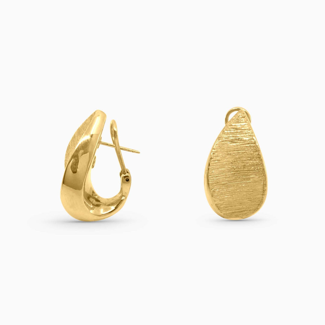 Aretes con diseño textura en 10k Daisy Joyeria